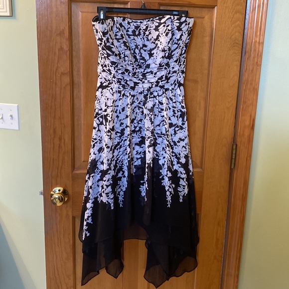 Strapless White House Black Market Hankerchief hemline Size 0 NWT - Picture 2 of 7